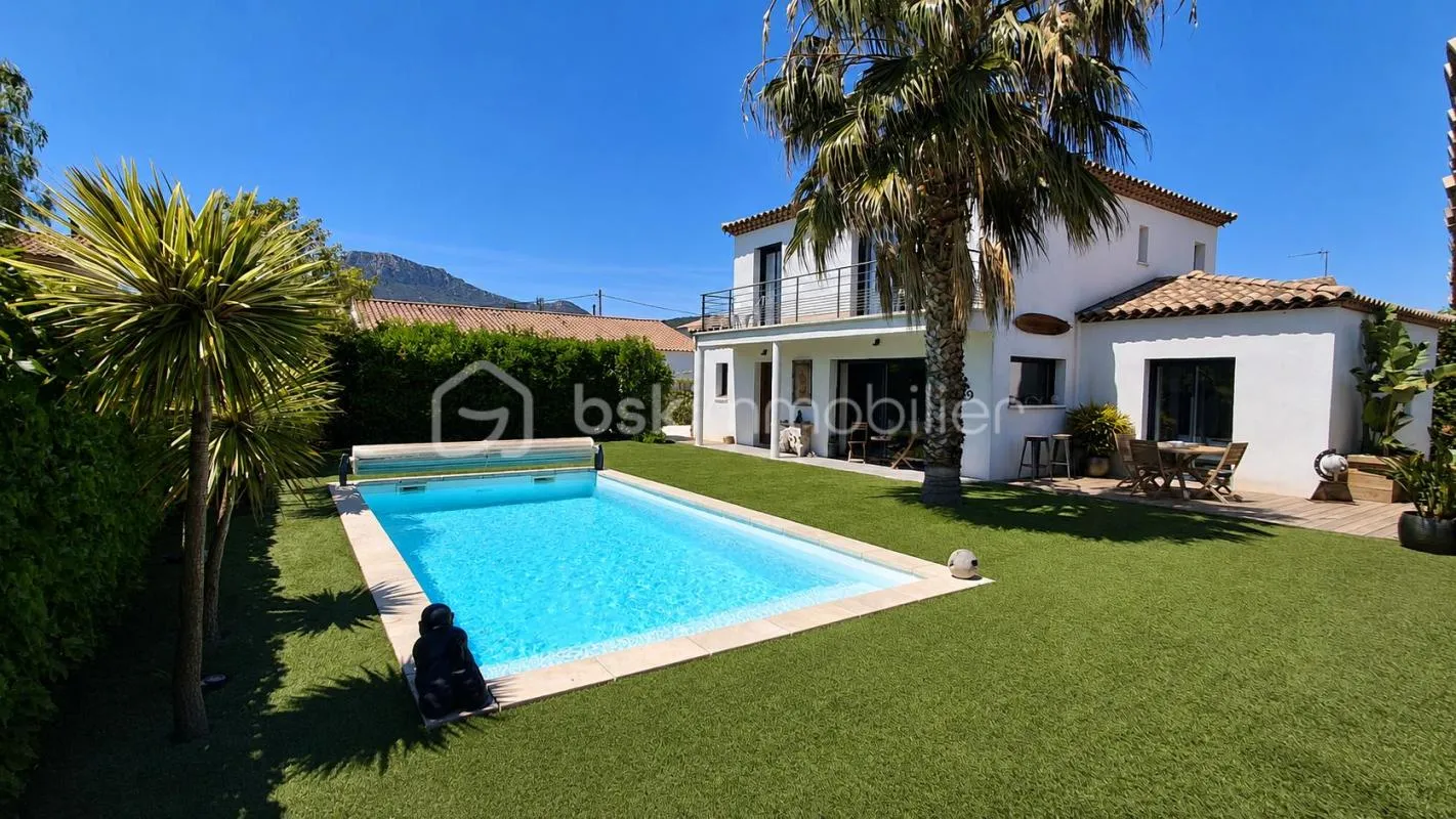Villa contemporaine récente avec piscine – parfait état