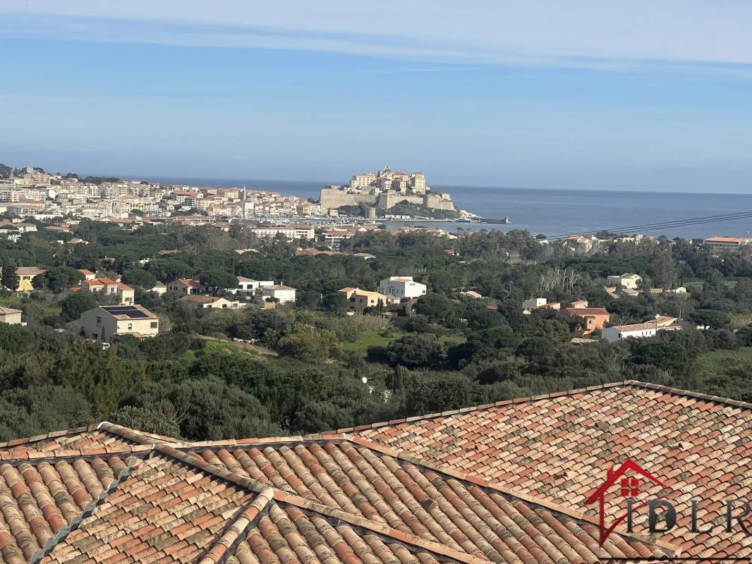 Beau T4 duplex sur les hauteurs de Calvi avec très belle vue