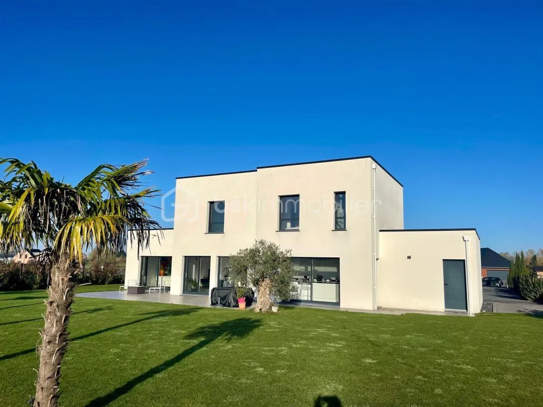 Maison Cubique sur le Premier Rang du Golf