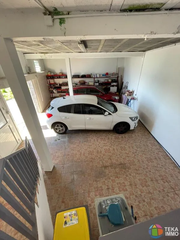 FABIEN TEKA IMMO vous propose à la vente une maison F4 mitoyenne située à Sainte Marie dans le quartier de Beaumont, ile de la Réunion