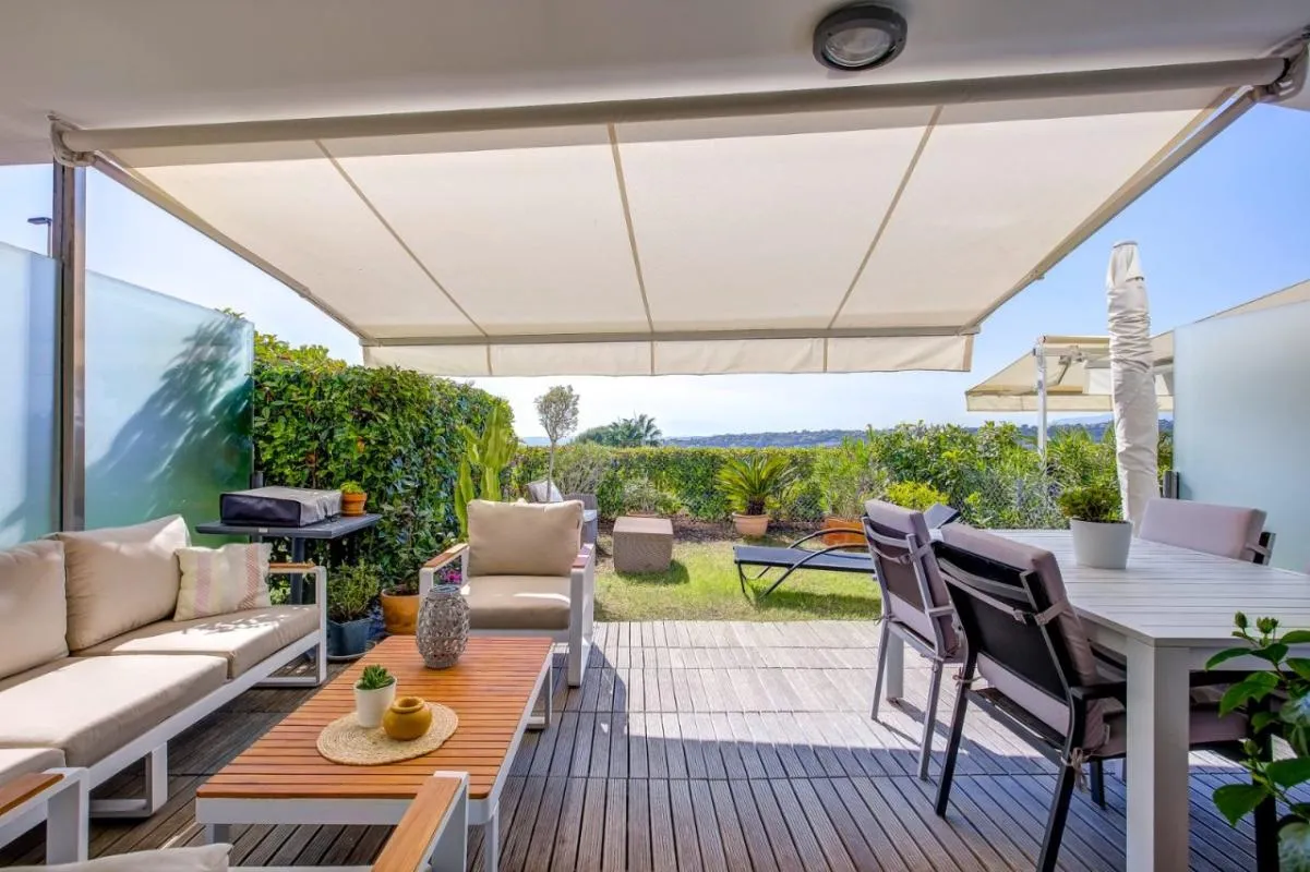 NICE OUEST – CORNICHE FLEURIE – BEAU 2 PIÈCES EN REZ-DE-JARDIN