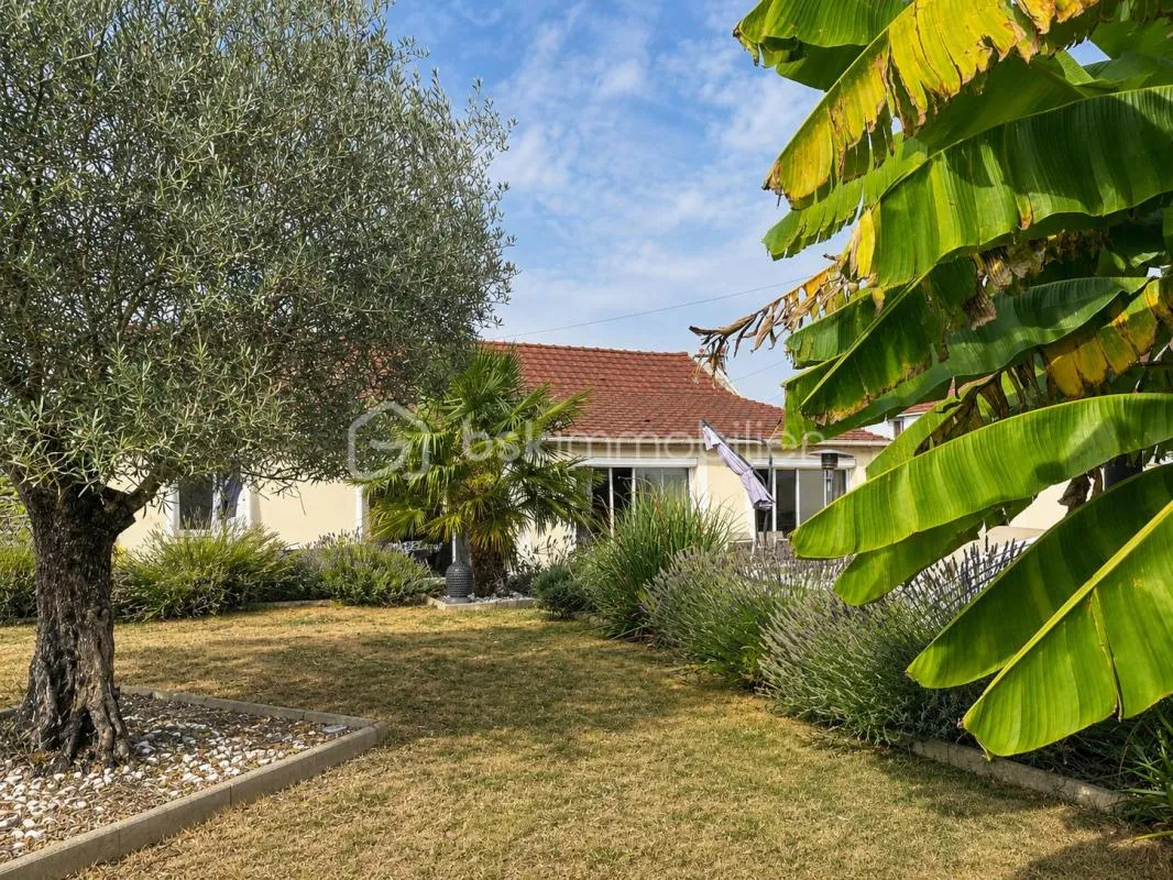 Maison de plain-pied avec piscine et terrain de 1 039 m² – Gastins