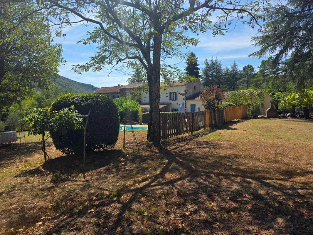 Mas en pierres avec terrain de 2000 m² et piscine