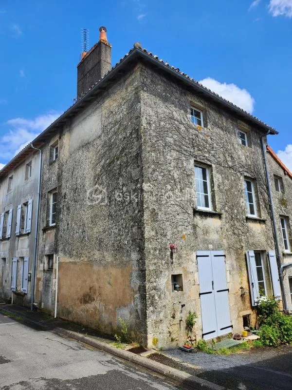 CURZAY-SUR-VONNE — Maison de caractère 92 m² + garage