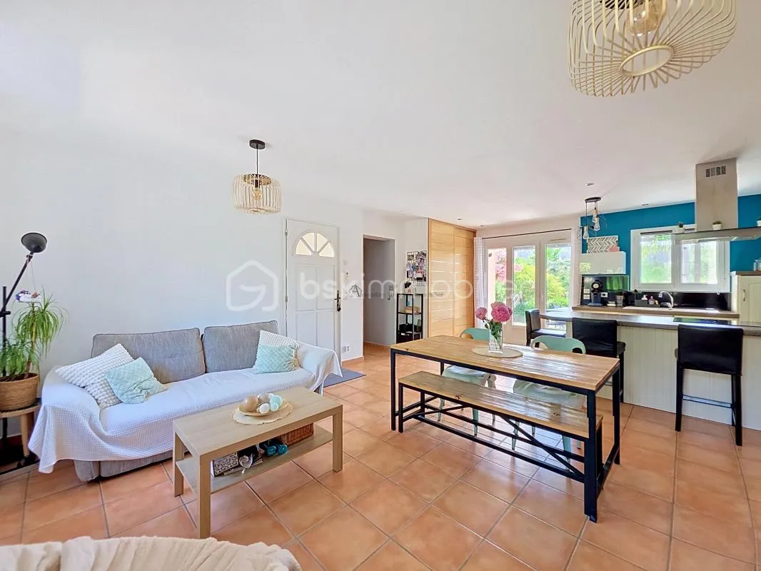 Maison de plain-pied avec jardin paysager, jacuzzi et stationnements privatifs