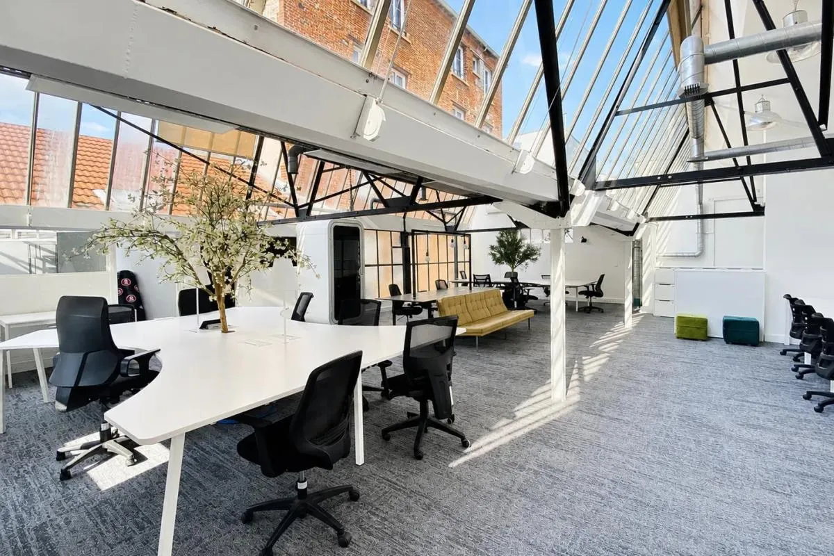 Immeuble industriel RDC+ 1er des années 30, esprit Loft à vendre à Boulogne Billancourt. Très belle Hauteur sous plafond