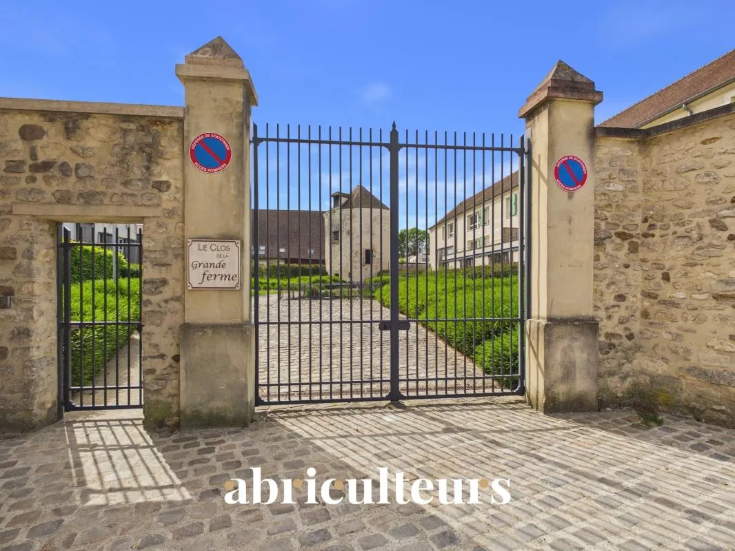 Appartement T2 au dernier étage avec vue dégagée sur le pigeonnier et les jardins – Résidence de standing à Survilliers