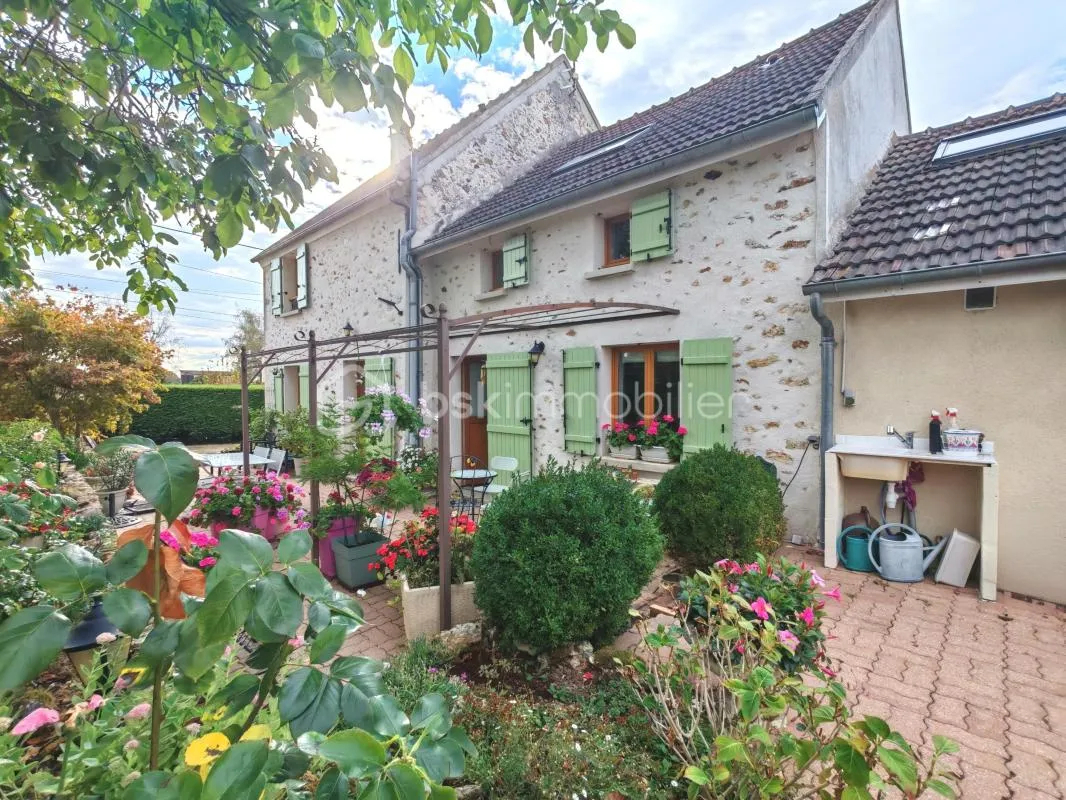 Maison Briarde lumineuse avec jardin et dépendances