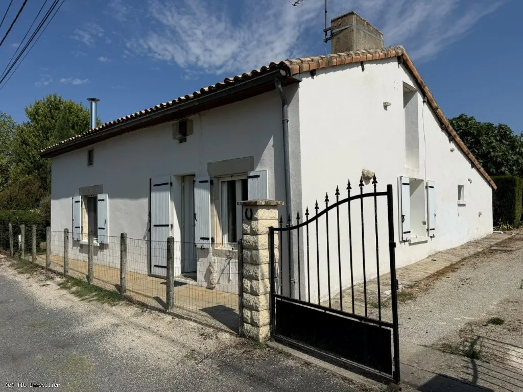 Maison de Campagne de Plain-Pied, Proche de Les Adjots