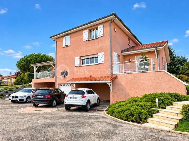MAISON FAMILIALE - 6 CHAMBRES - SOUS SOL COMPLET SEMI-ENTERRE - AU CALME