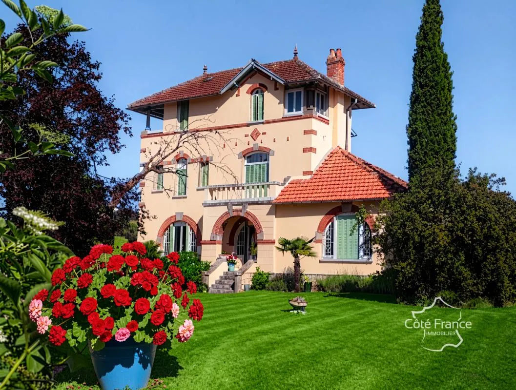 Magnifique villa d'architecte avec piscine et jardin à Maurs