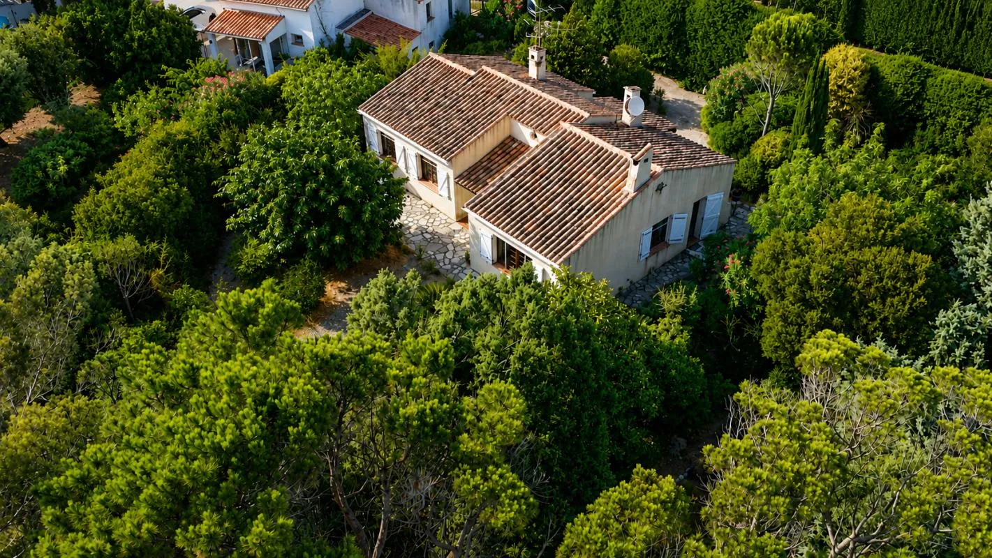 VILLA 4 PIECES DEPENDANCES A RENOVER VALESCURE FREJUS