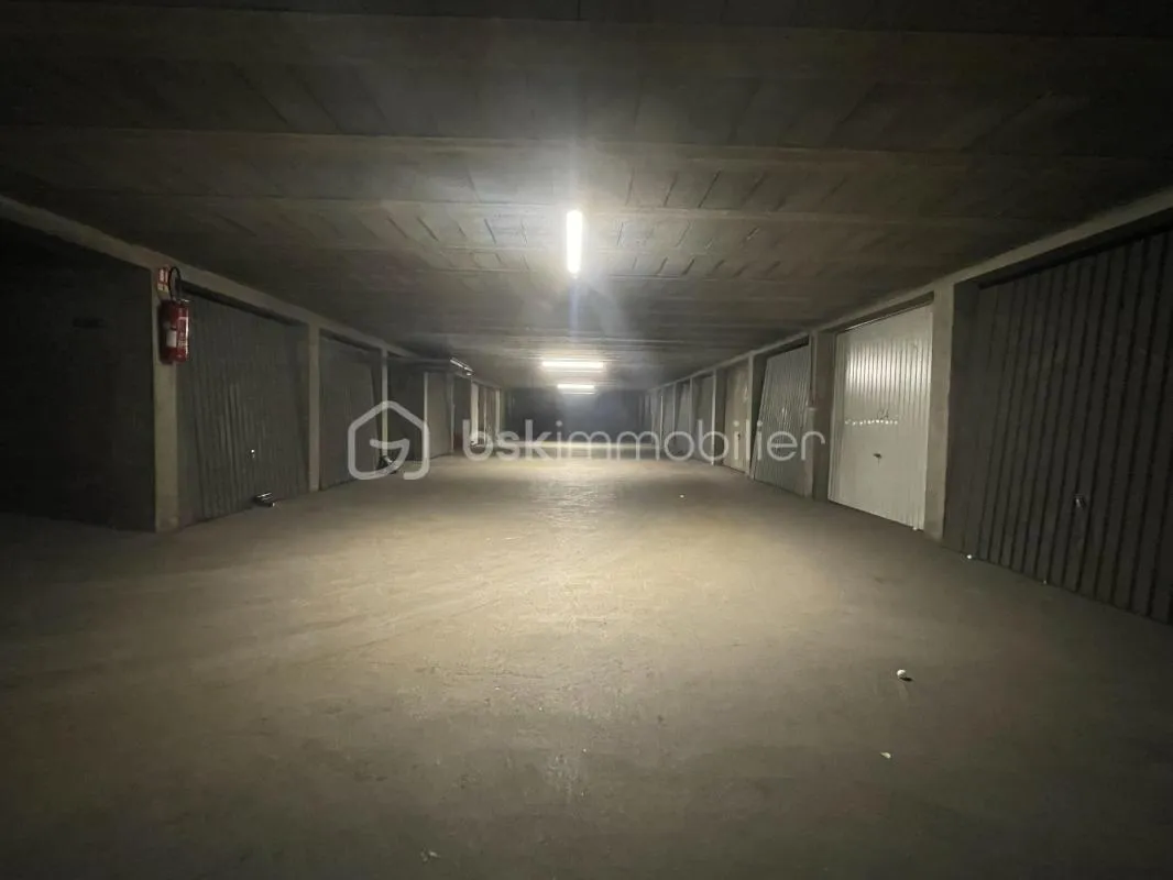 Garage / Box fermé de 12 m² en sous-sol sécurisé – Idéal investisseur