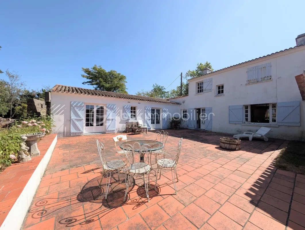 MAISON BOURGEOISE PROCHE BOURG AVEC GRAND TERRAIN - A RENOVER