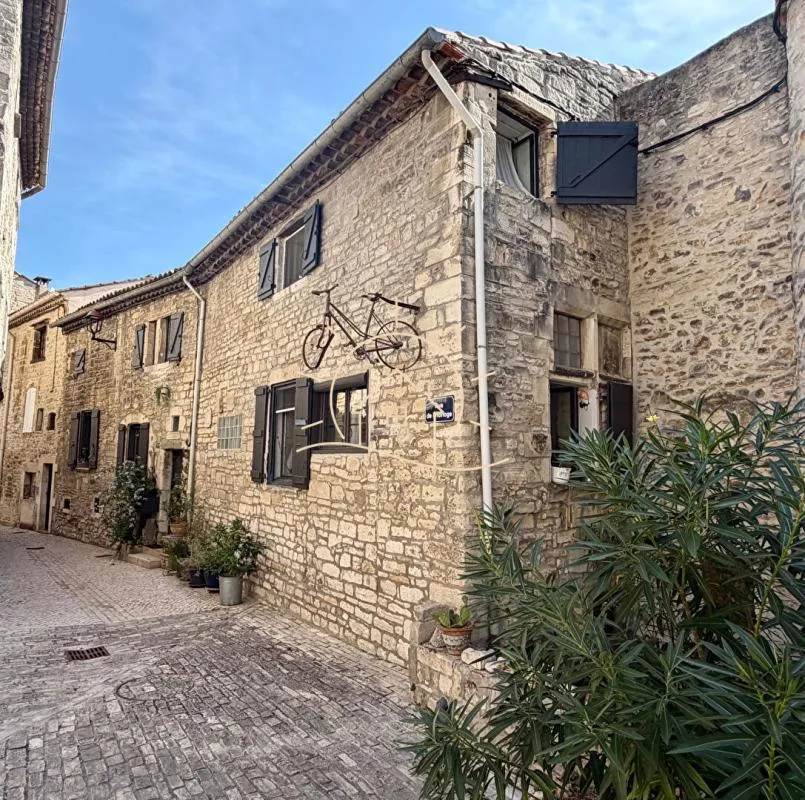 Maison de caractère en pierre au coeur du centre historique de Barjac