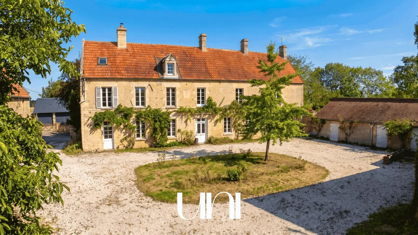 Corps de ferme de 300 m2, sur un terrain de 2 999 m2, avec dépendances - ROTS