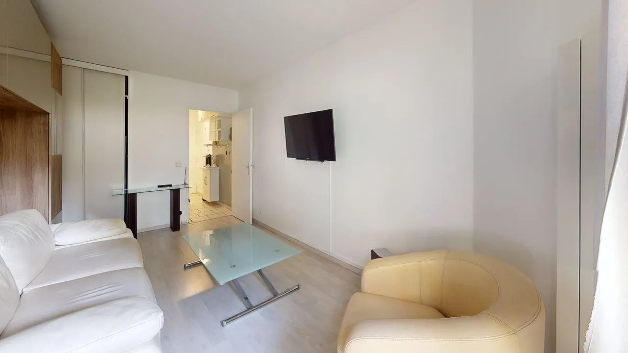 STUDIO AVEC TERRASSE VUE JARDIN