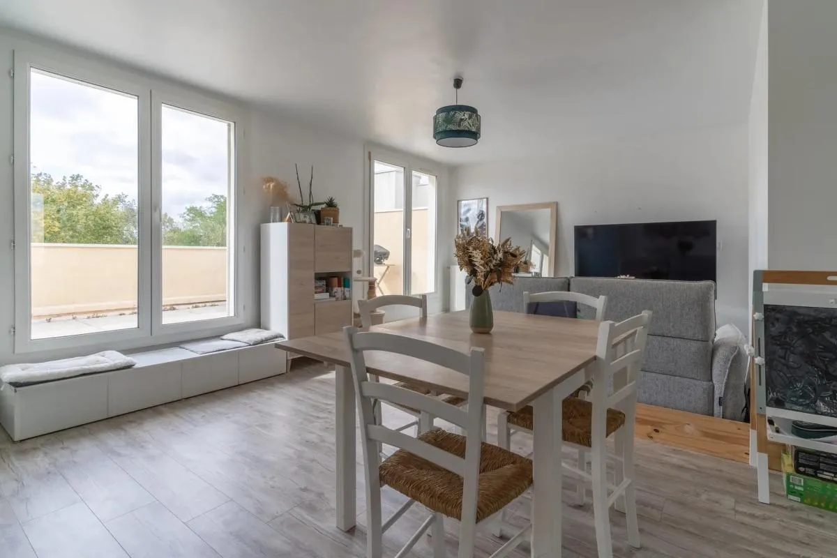 Appartement duplex 5 pièces de 94 m² avec terrasse plein sud à Maurepas