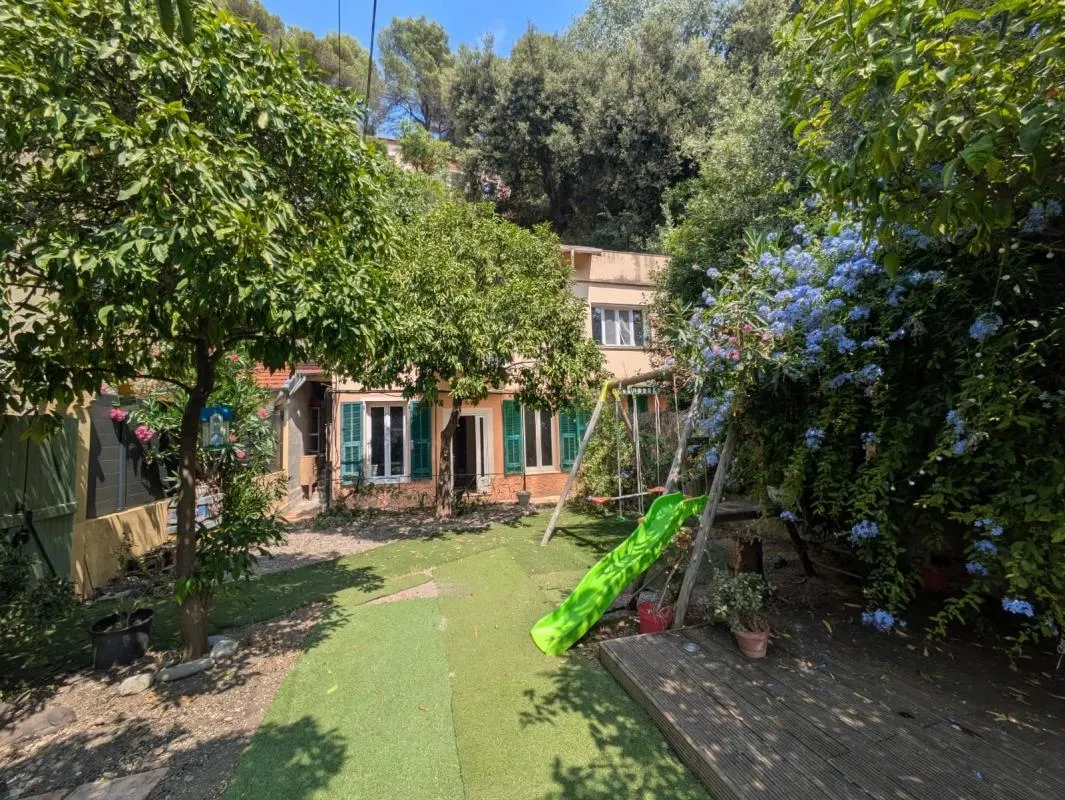 Mi-Madeleine, maison niçoise à rénover avec jardin