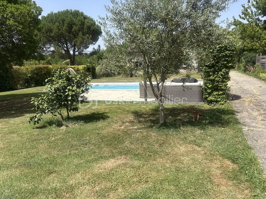 GRANDE MAISON - BEAU JARDIN - PISCINE - GRAND GARAGE