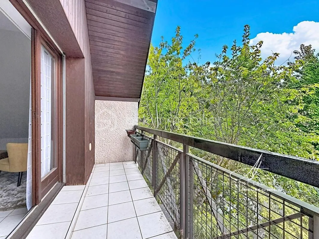 ANNECY-LE-VIEUX – STUDIO 43 M² AU SOL – DERNIER ÉTAGE – BALCON – CAVE – MEUBLÉ