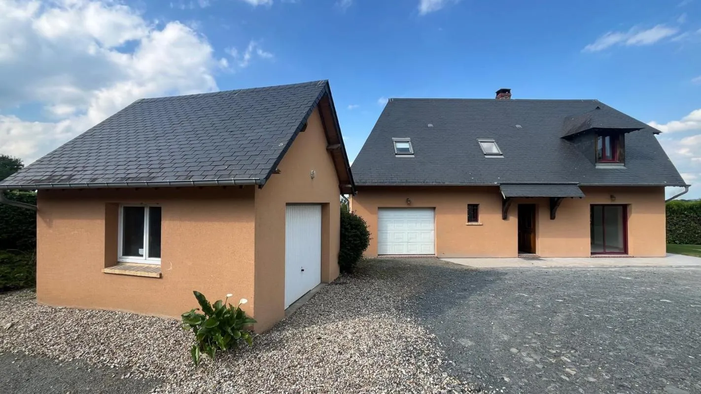 Maison familiale avec garages à Beuzeville
