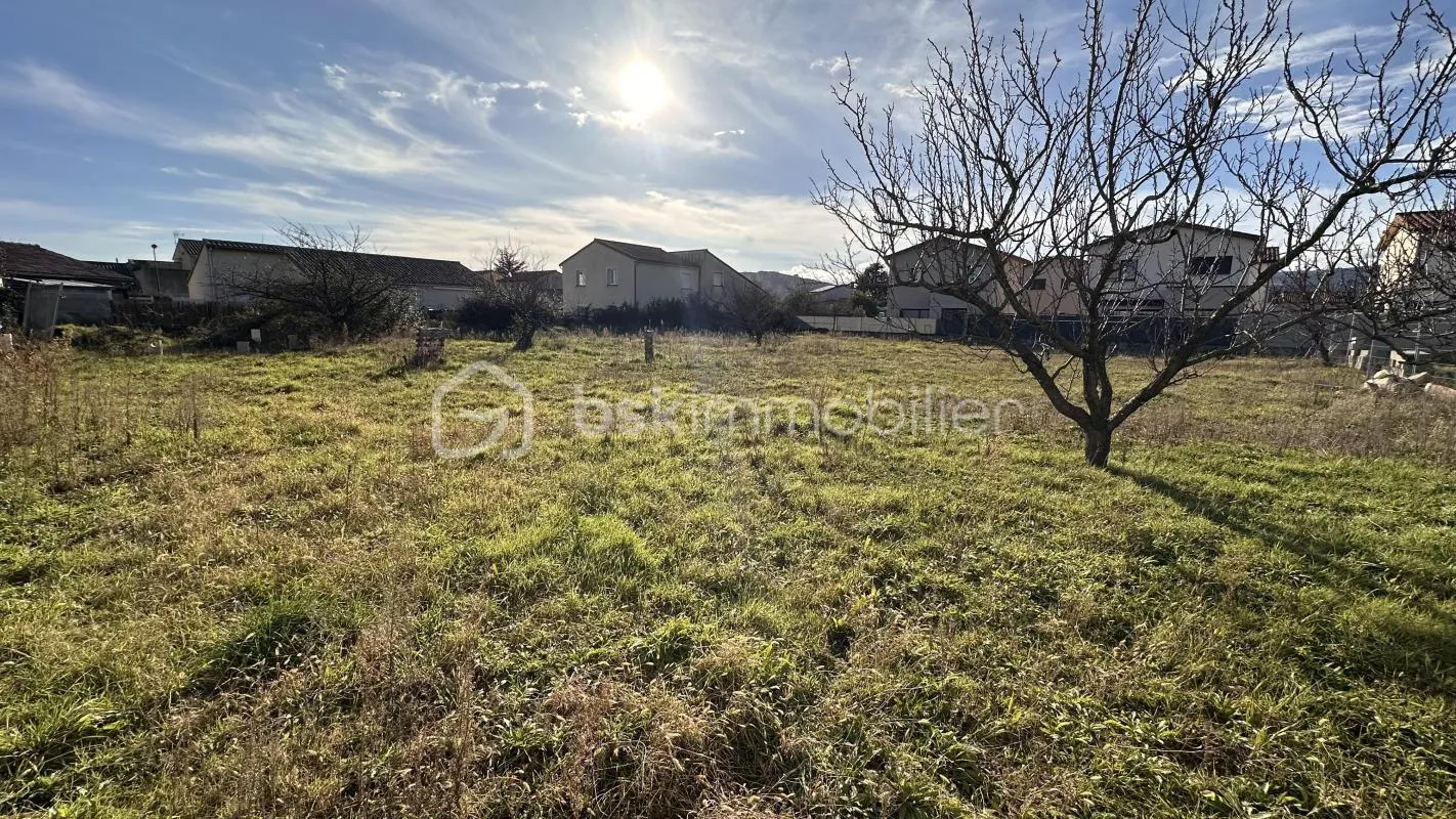 BOURG LES VALENCE - Terrain viabilisé 648 m²