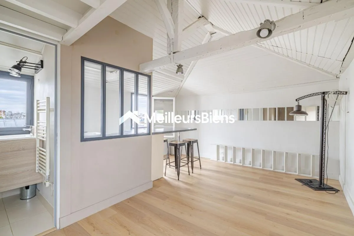 Paris 4è : Saint-Paul : Studio de 21 m² au dernier étage, combles aménagés, vue sur les toits