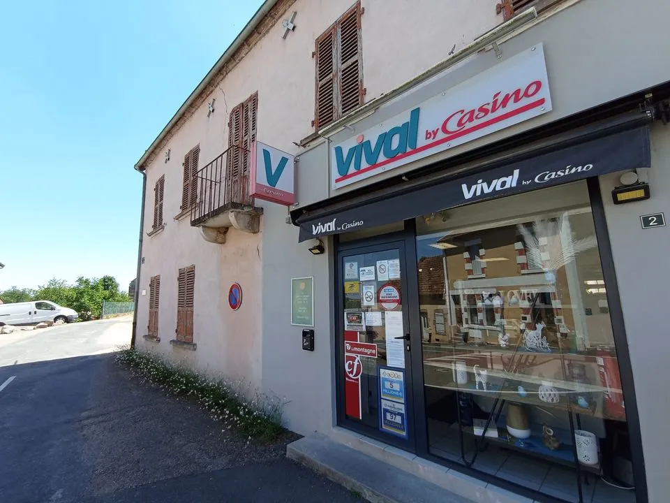 Ensemble immobilier avec épicerie multi-services et
