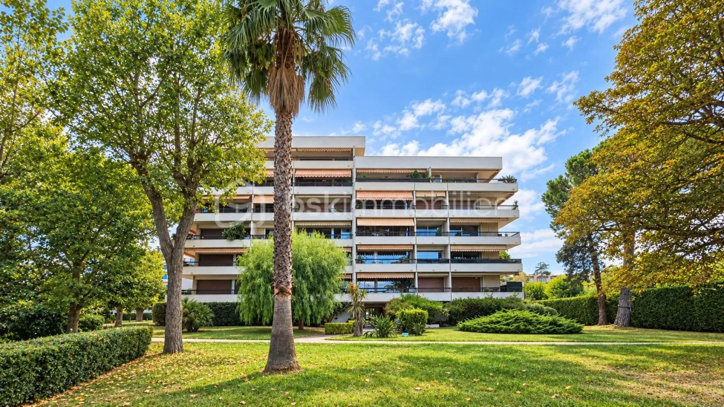 VILLENEUVE-LOUBET PLAGE – 86 m², 3 chambres, 3 terrasses, dans un parc privé à 5 min de la mer