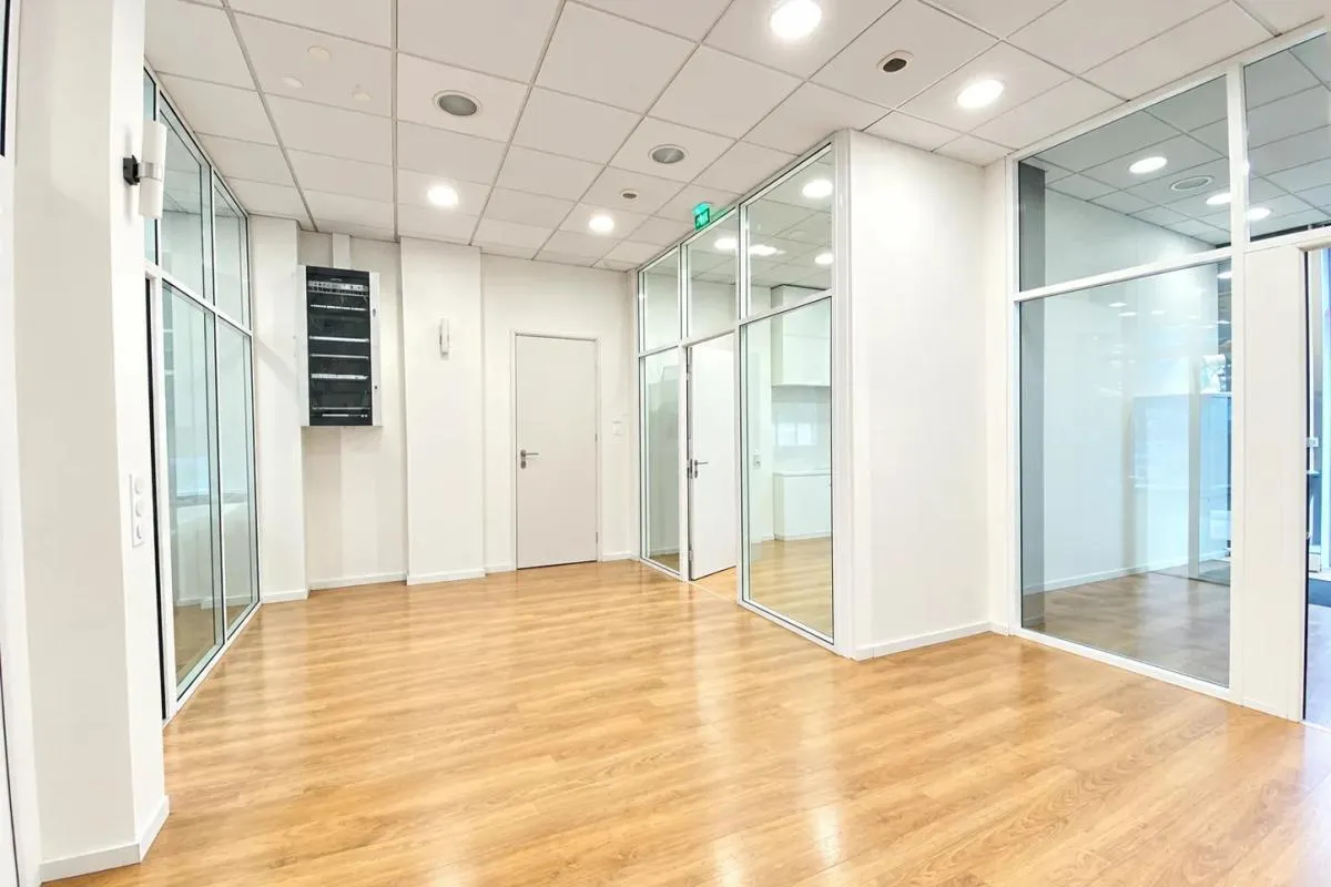 Corpimmo vous propose en exclusivité la vente d'une surface commerciale de 78 m² (carrez) de plain pied traversante, accessibilité PMR, HSP de plus de 3 mètres, à 5 mins du métro