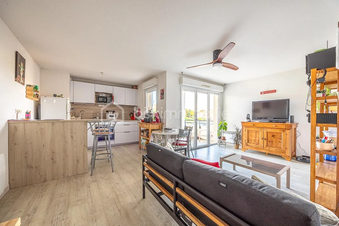 ***** Chauray, T3 calme avec balcon, parking et piscine *****