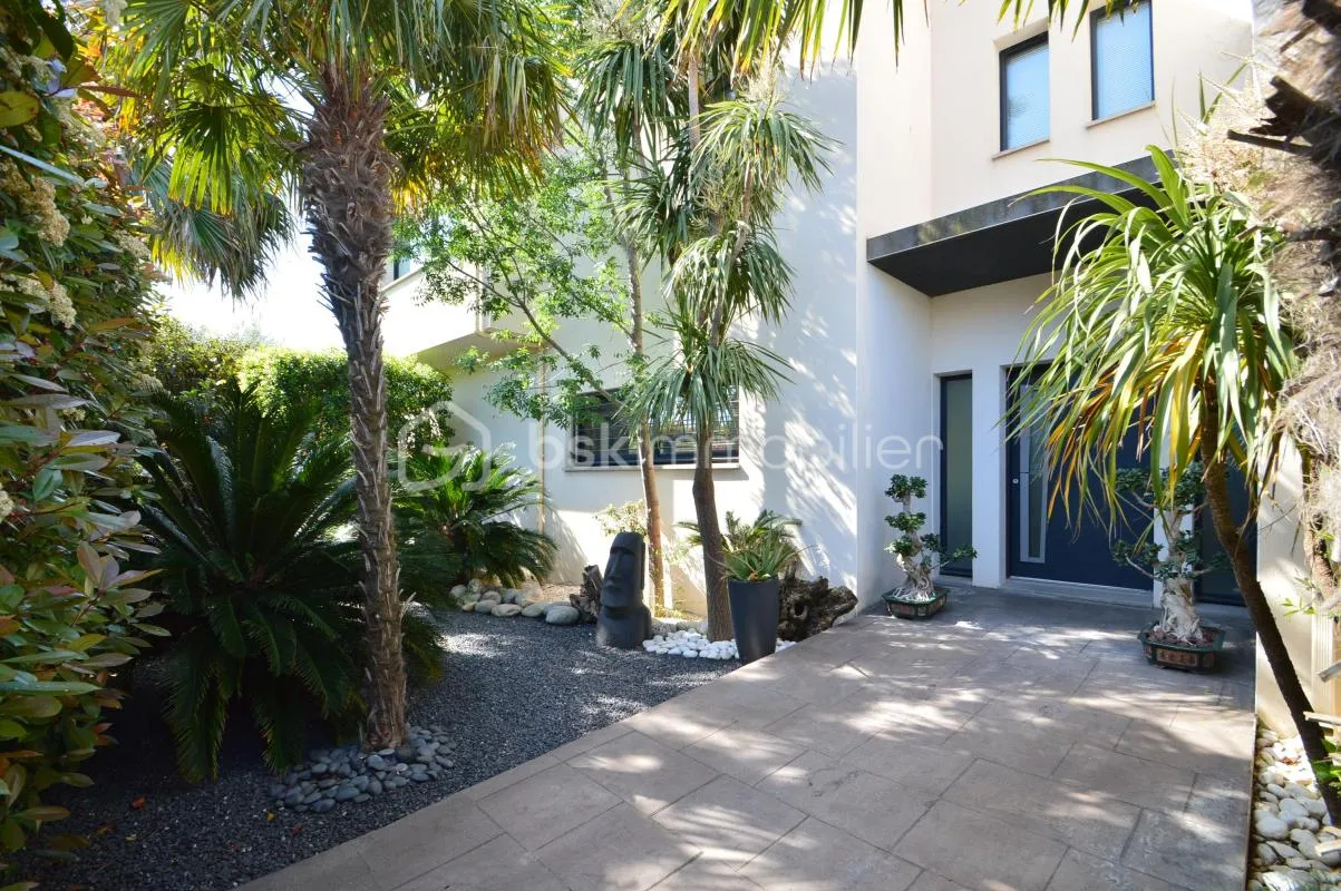 Villa avec garage, terrasse et piscine