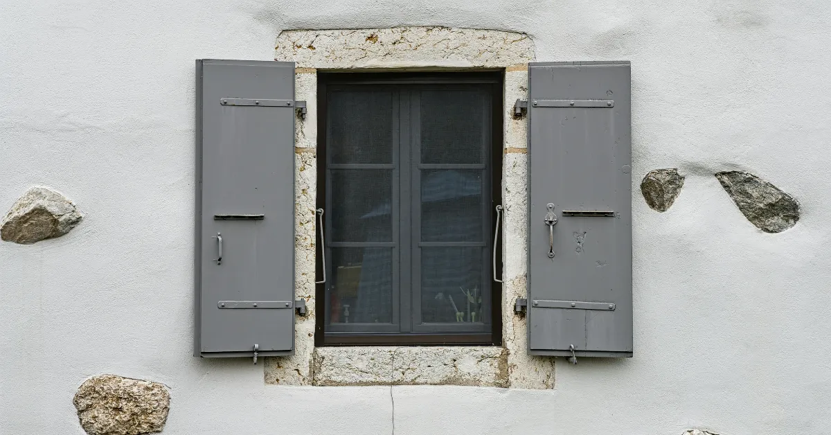 volets-battants-vs-roulants-quel-choix-pour-une-renovation-energetique